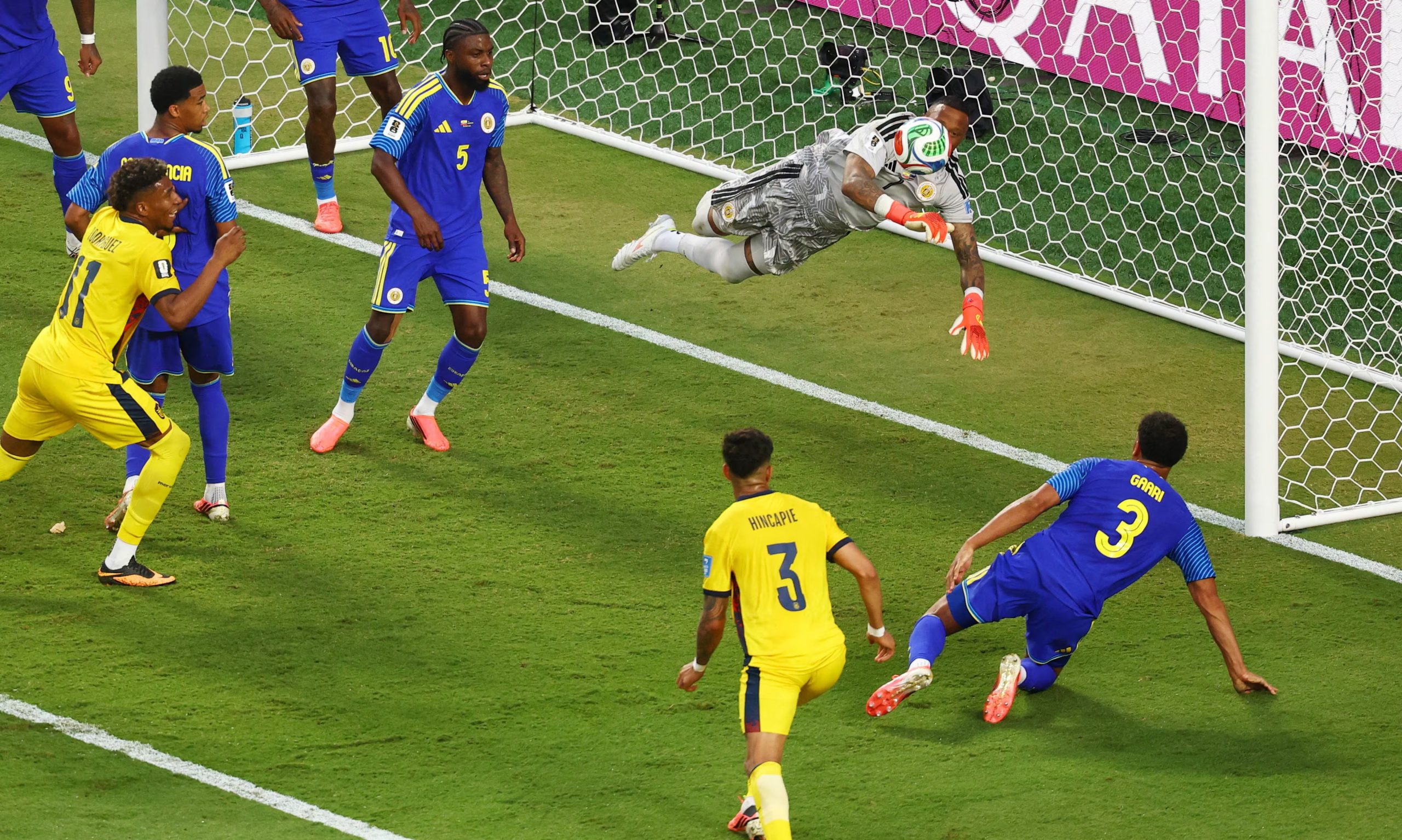 Fútbol - Copa Mundial de la FIFA 2026 - Grupo E - Ecuador vs Curazao - Estadio Kansas City, Kansas City, Misuri, EEUU - 20 de junio de 2026. Eloy Room de Curazao en acción realizando una parada ante Gonzalo Plata de Ecuador. REUTERS/Kai Pfaffenbach