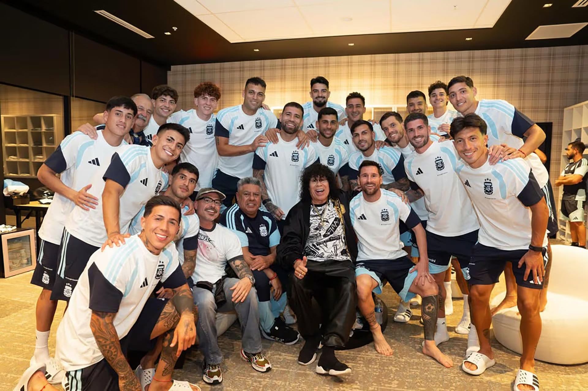 El plantel argentino recibió la visita de la Mona Jiménez