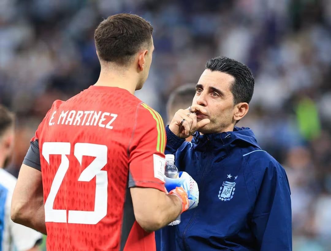 Martín Tocalli junto al Dibu Martínez en la Selección (@martintocalli)