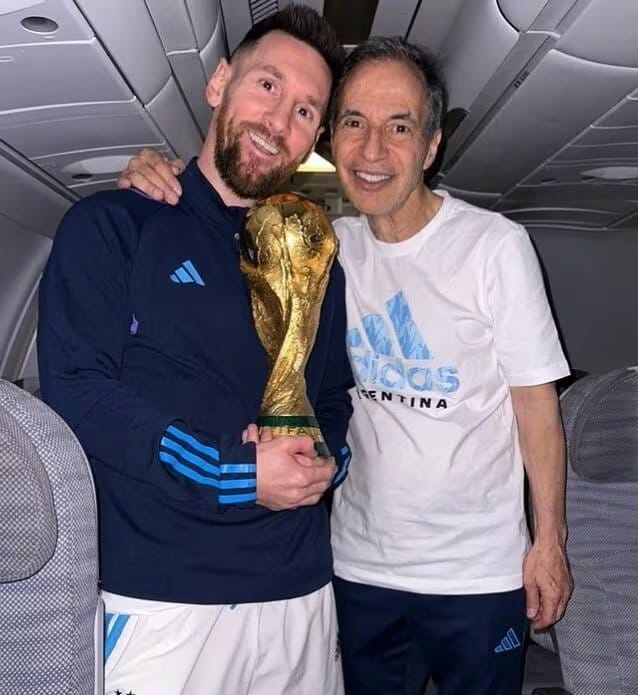 Mario De Stéfano, el histórico utilero de la Selección junto a Lionel Messi tras el título logrado en Qatar