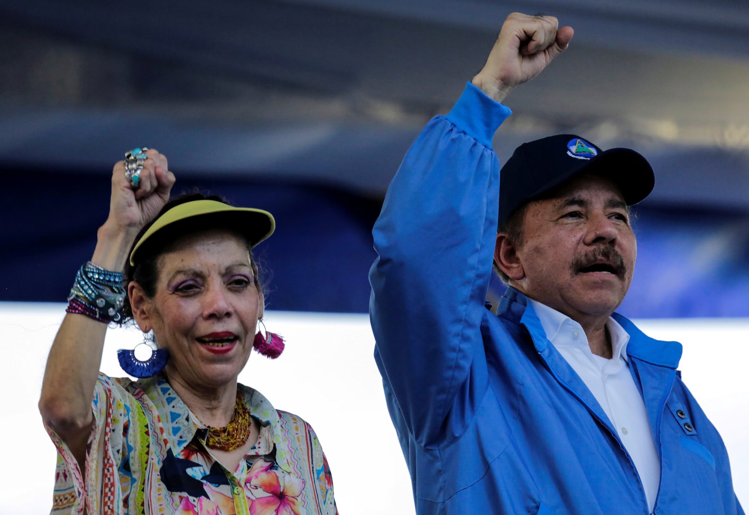 FOTO DE ARCHIVO: Los dirigentes de la dictadura en Nicaragua, Daniel Ortega y Rosario Murillo, cantan canciones revolucionarias durante una marcha llamada