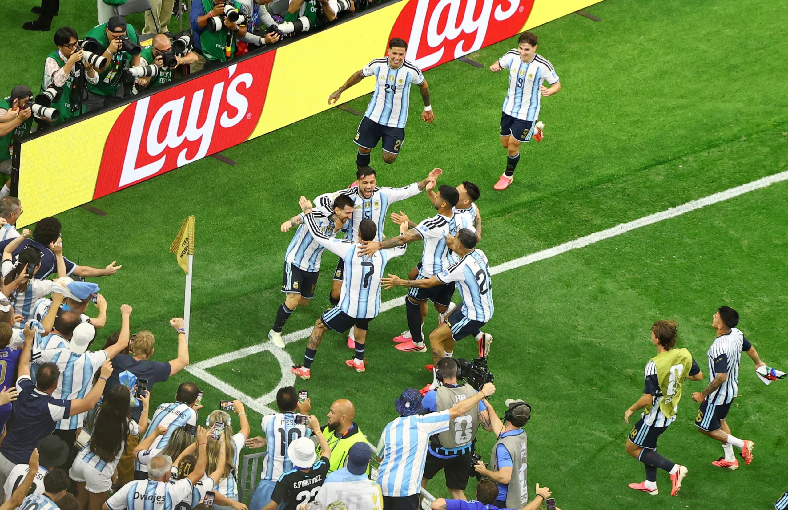 Argentina sell&oacute; su clasificaci&oacute;n a los 16avos de final en la victoria por 2-0 sobre Austria (REUTERS/Issei Kato)