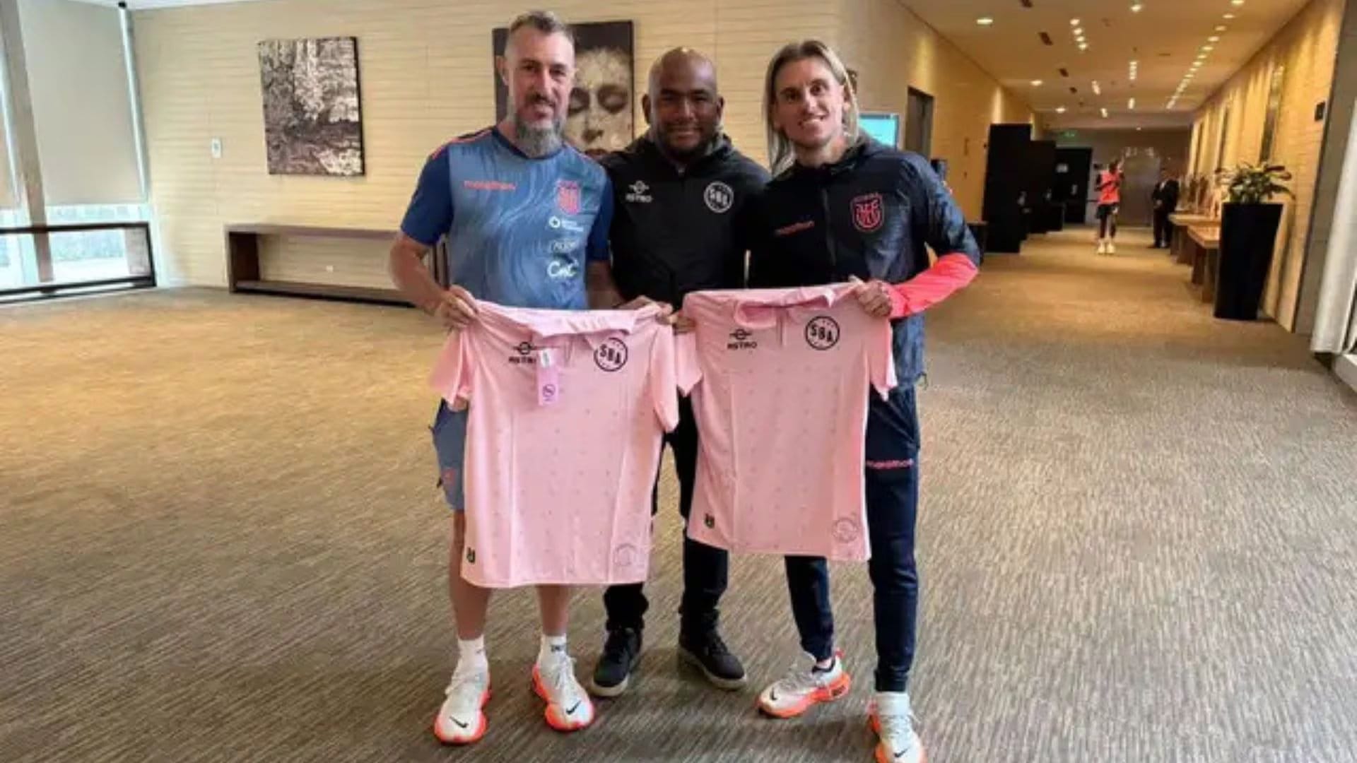 Sebasti&aacute;n Beccacece sosteniendo una camiseta del Sport Boys en la previa de un Per&uacute; vs Ecuador. - Cr&eacute;dito: Juan Alayo