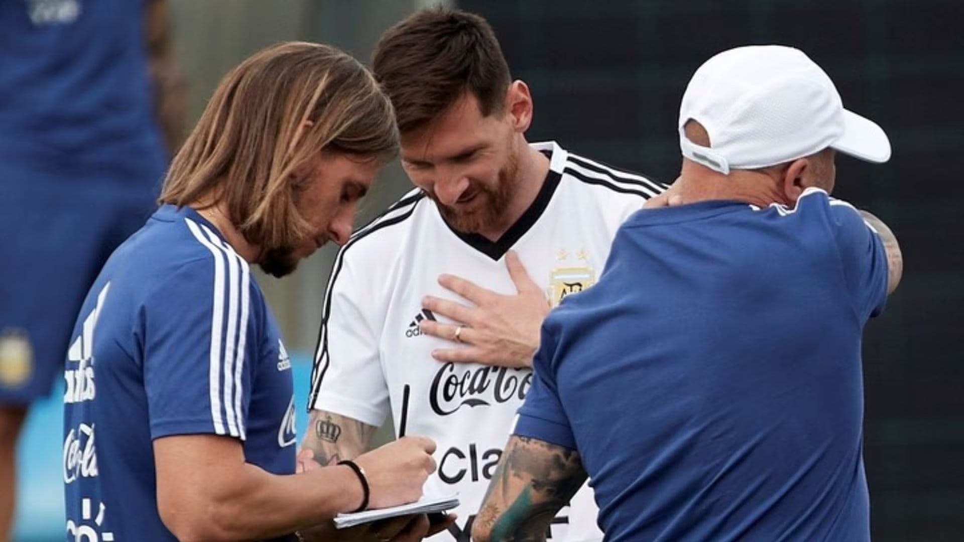 Sebasti&aacute;n Beccacece explic&aacute;ndole a Leo Messi una estrategia mientras Jorge Sampaoli se desmarca. - Cr&eacute;dito: EFE
