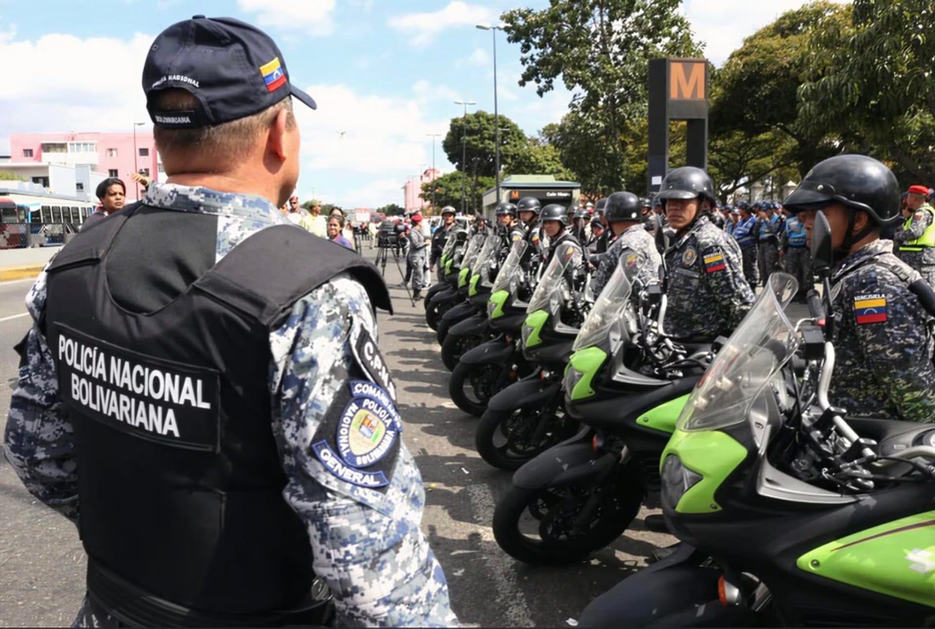 La Policía Nacional Bolivariana durante una parada para iniciar un operativo en Caracas.