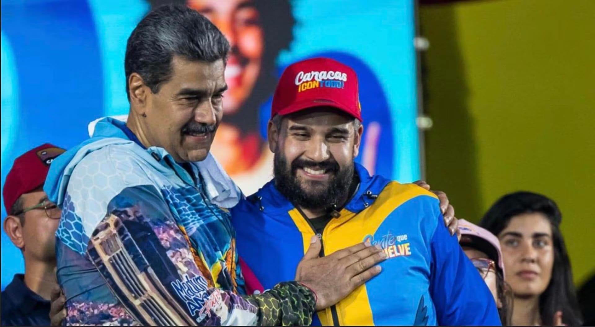 Nicolás Maduro, presidente de Venezuela, sonríe junto a su hijo Nicolás Ernesto Maduro Guerra durante un acto político en Venezuela.