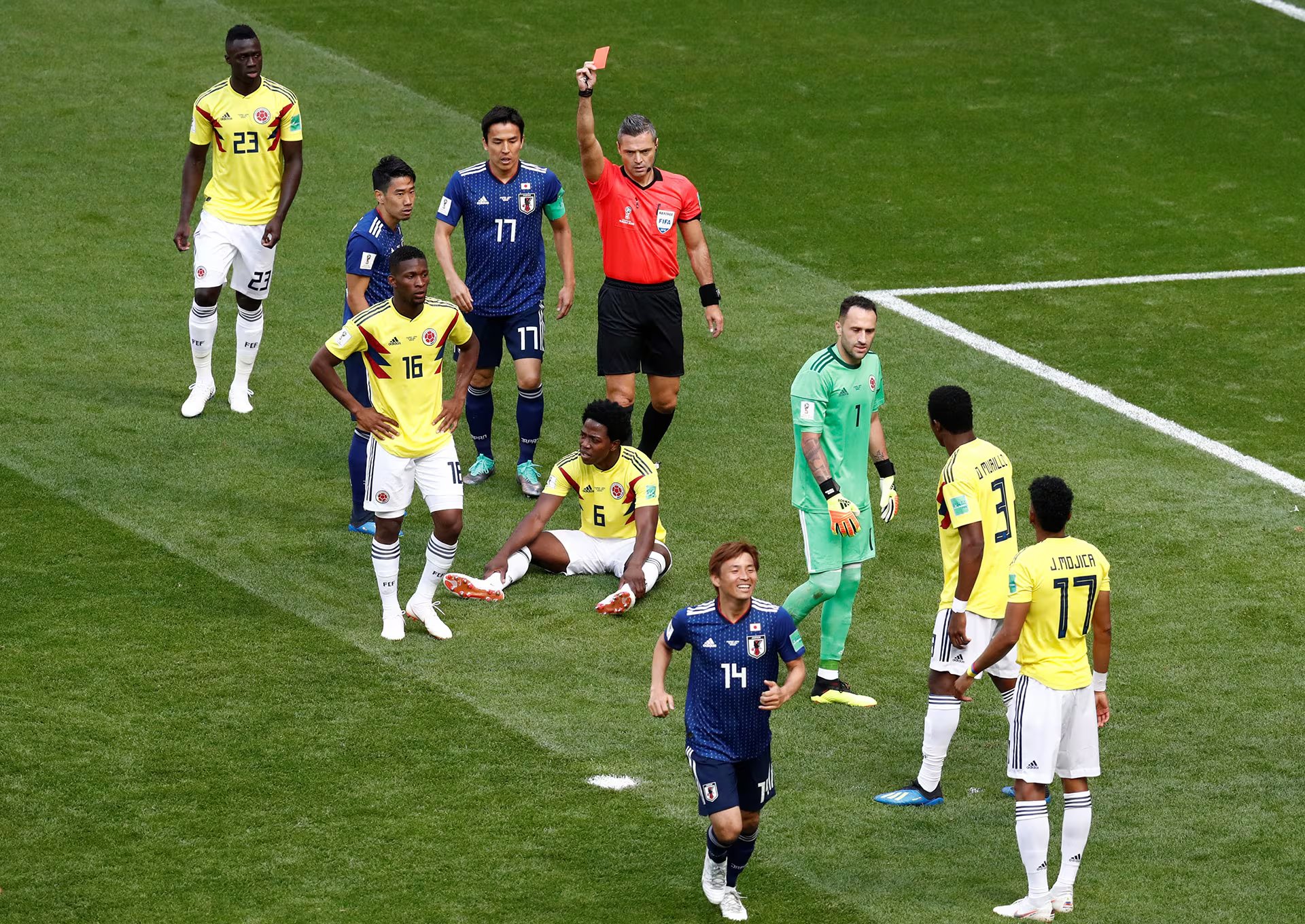 Carlos Sanchez fue expulsado en los primeros minutos del partido debut de Rusia 2018 ante Japón - crédito Damir Sagolj/REUTERS