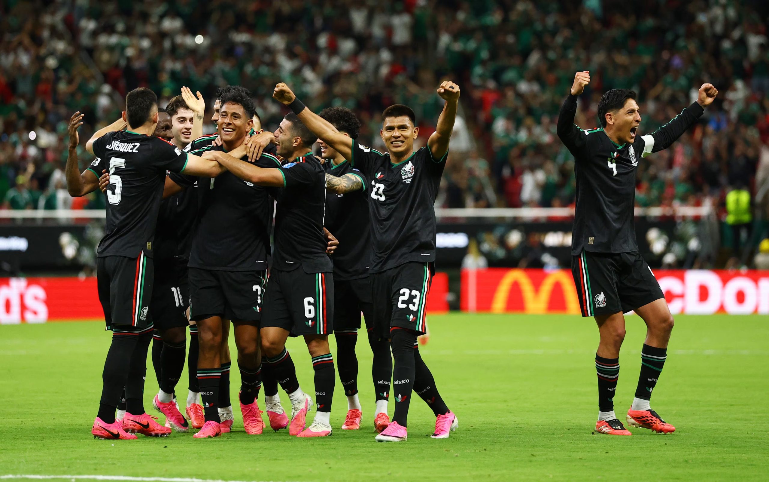 Los mexicanos gritan con emoción el tanto de Luis Romo. REUTERS/Daniel Becerril