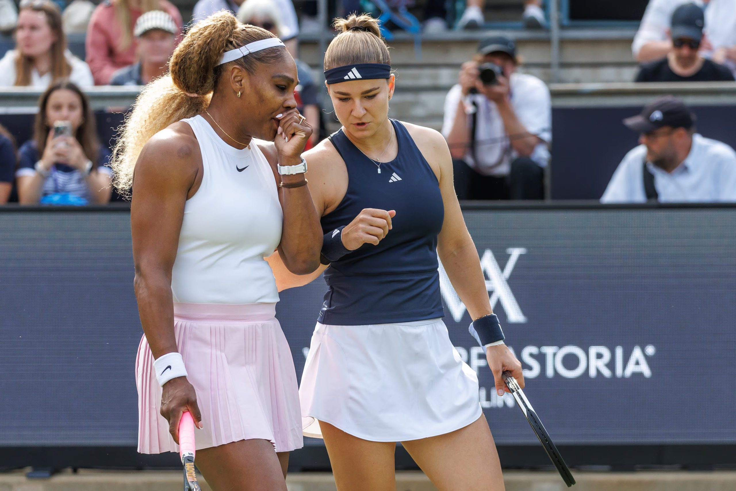 La estadounidense perdi&oacute; 6-4 y 6-4 junto a Karolina Muchova ante Giuliana Olmos y Erin Routliffe, pero la atenci&oacute;n se traslada a Londres (Andreas Gora/dpa via AP)