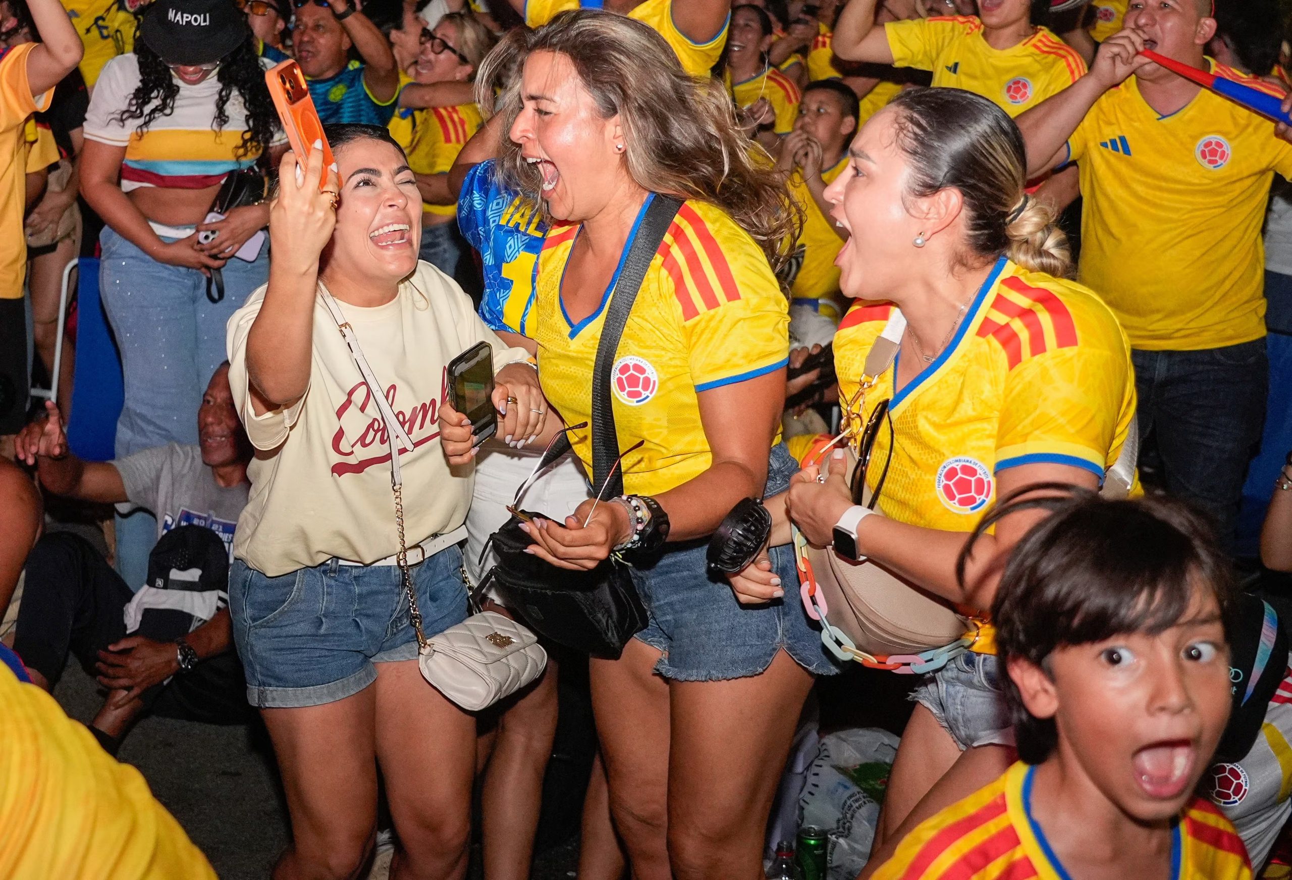 Los hinchas colombianos se han tomado las calles de las sedes del Mundial - crédito Reuters