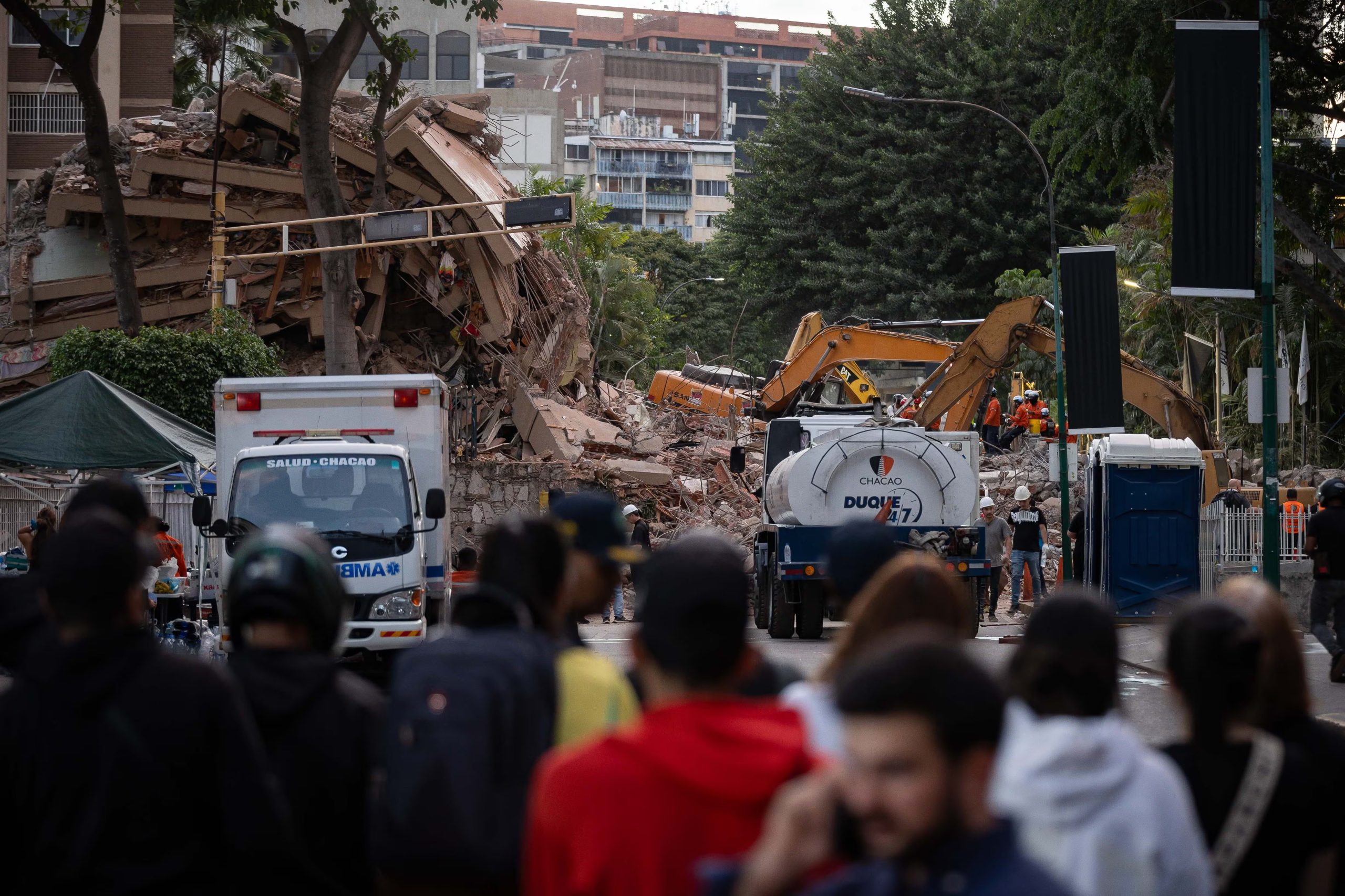 Rescatistas trabajan en una zona afectada por un terremoto (EFE/ Ronald Peña R.)