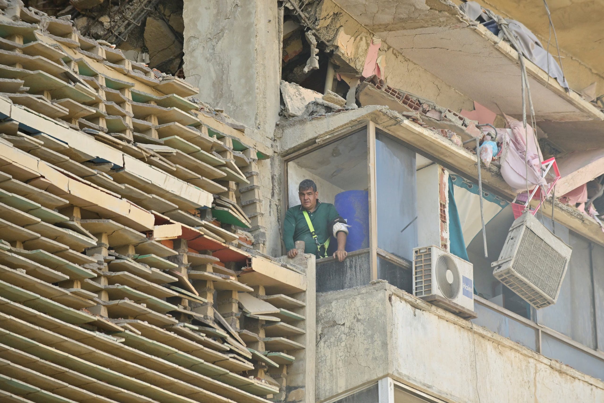 Un hombre que participa en las labores de rescate observa desde un edificio dañado, tras los terremotos ocurridos en La Guaira, Venezuela, el 25 de junio de 2026 (REUTERS/Maxwell Briceno)