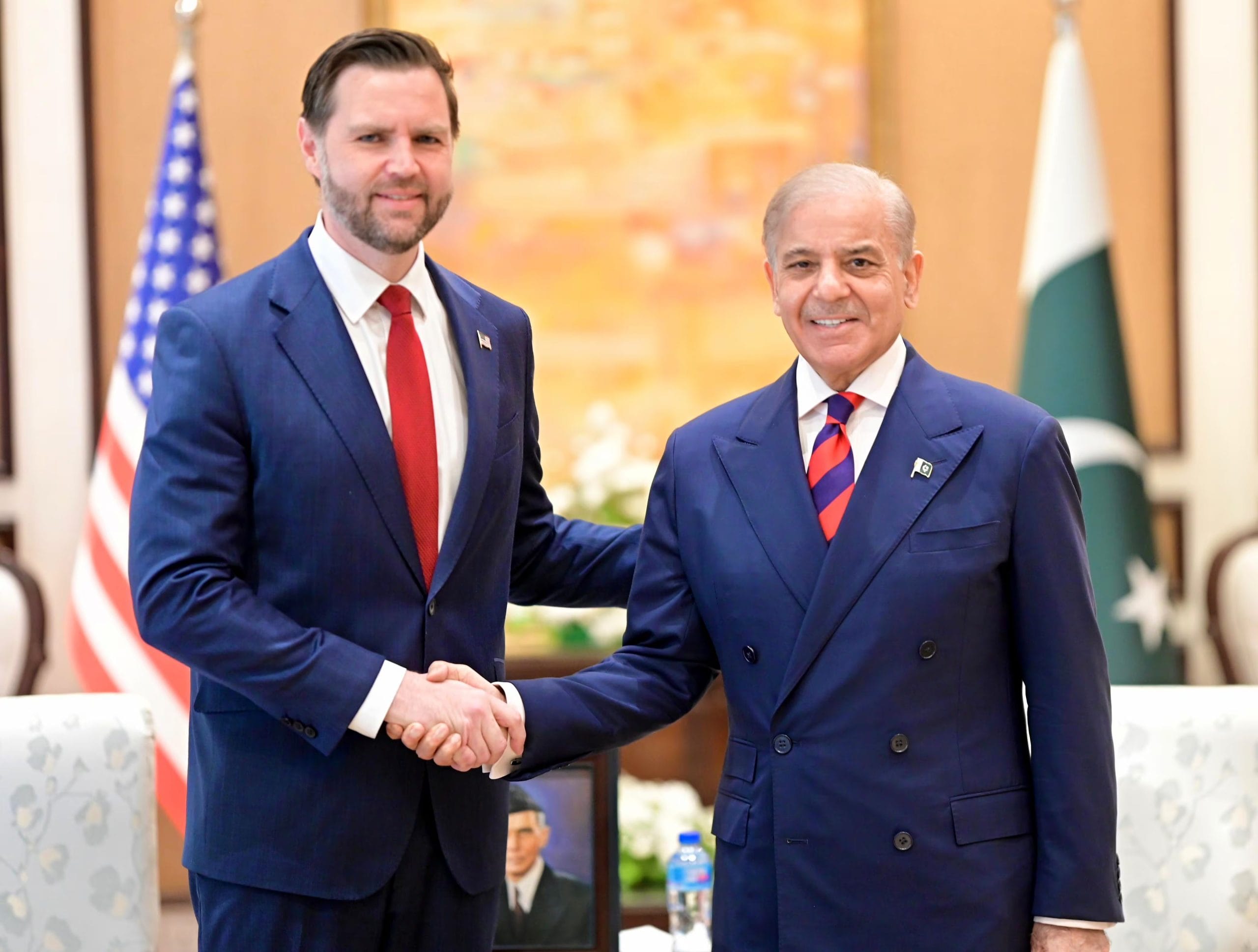 El vicepresidente estadounidense, JD Vance, saluda al primer ministro de Pakist&aacute;n, Shehbaz Sharif, durante una reuni&oacute;n en Islamabad (EFE/Archivo)