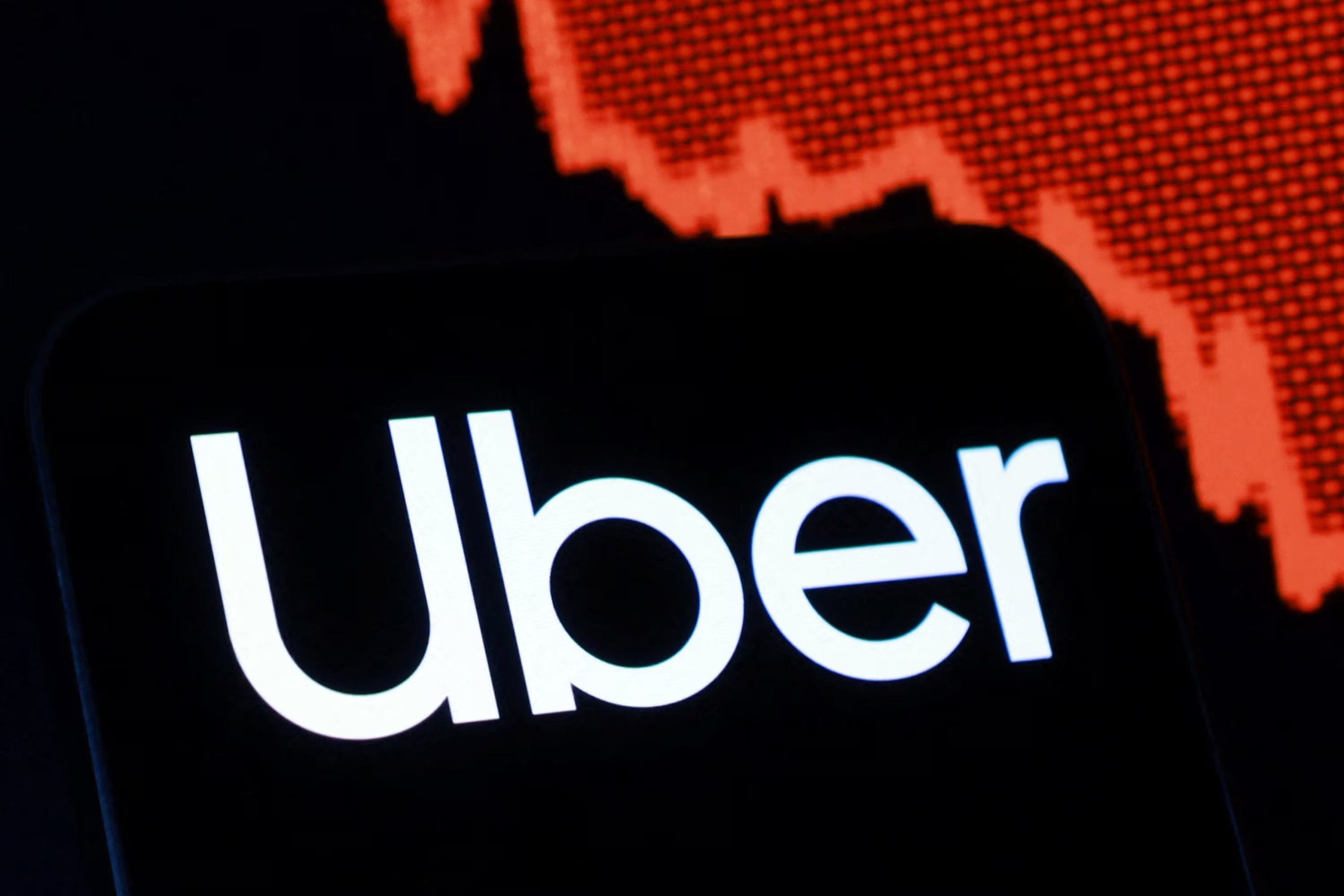 Los despidos en Uber no alcanzan a los cerca de 10 millones de conductores y repartidores porque operan como contratistas independientes. (REUTERS/Dado Ruvic/Illustration)