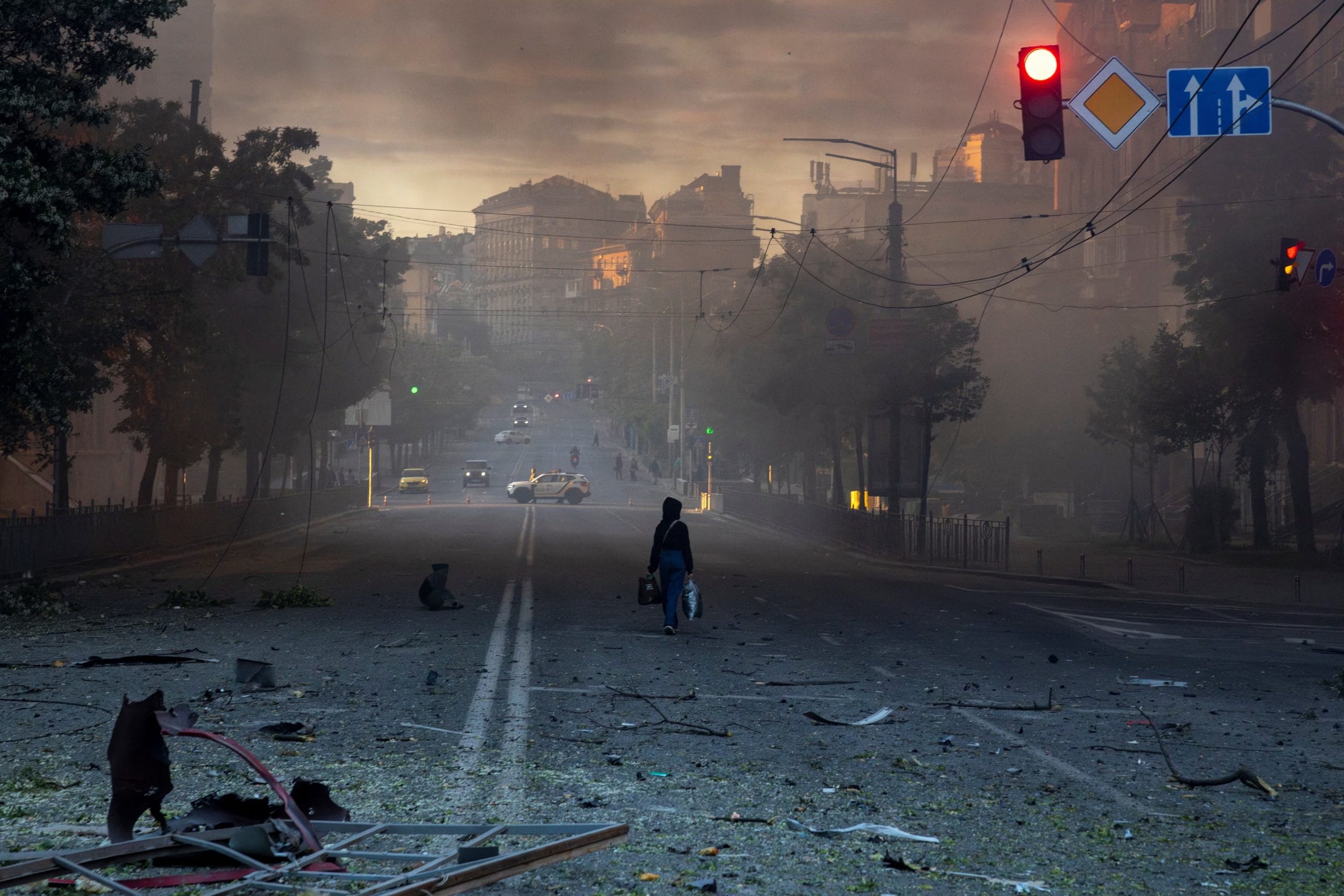Imagen de archivo de una persona caminando por una calle sembrada de escombros tras un ataque nocturno ruso con misiles y drones en Kiev, Ucrania. 24 mayo 2026. REUTERS/Thomas Peter