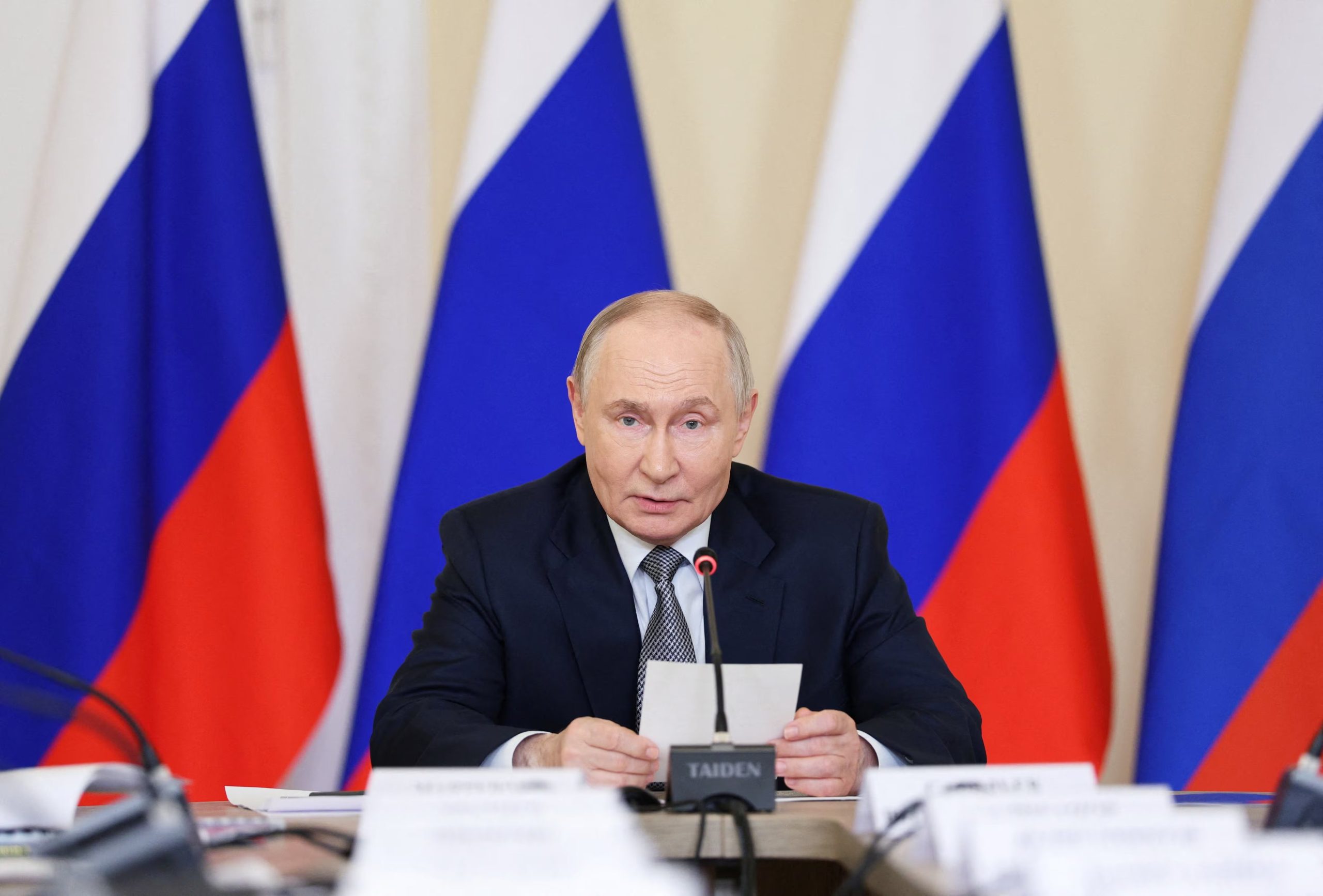 El presidente de Rusia, Vladimir Putin, preside una reunión sobre el desarrollo de la industria de la aviación nacional mientras visita el Instituto de Investigación de Vuelo en Zhukovsky, en la región de Moscú, Rusia, el 24 de junio de 2026. Sputnik/Alexander Shcherbak/Pool vía REUTERS
