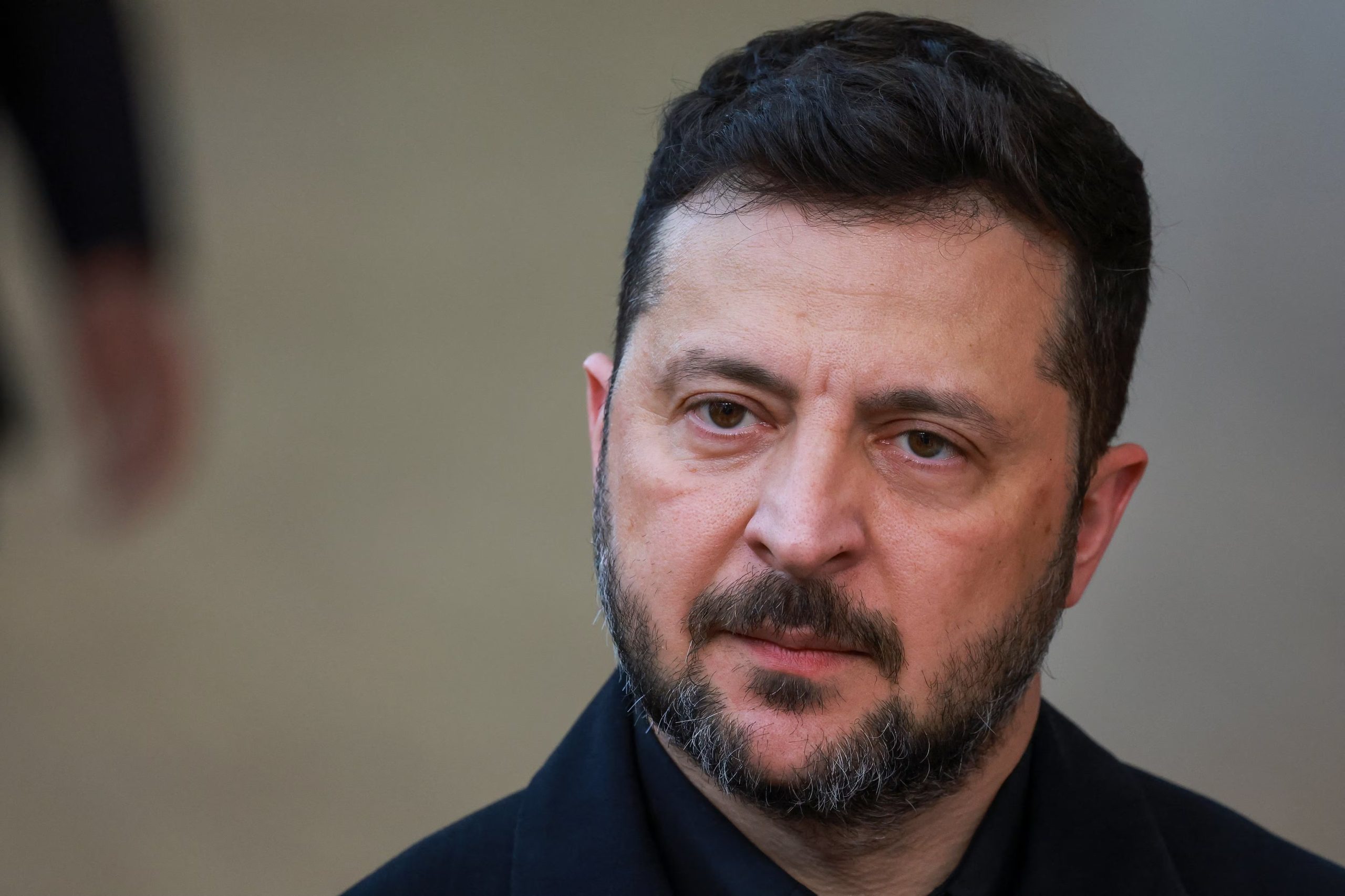 El presidente de Ucrania, Volodímir Zelensky, habla con los medios de comunicación a su llegada a la cumbre de líderes de la Unión Europea en Bruselas, Bélgica. 18 de junio de 2026. REUTERS/Yves Herman