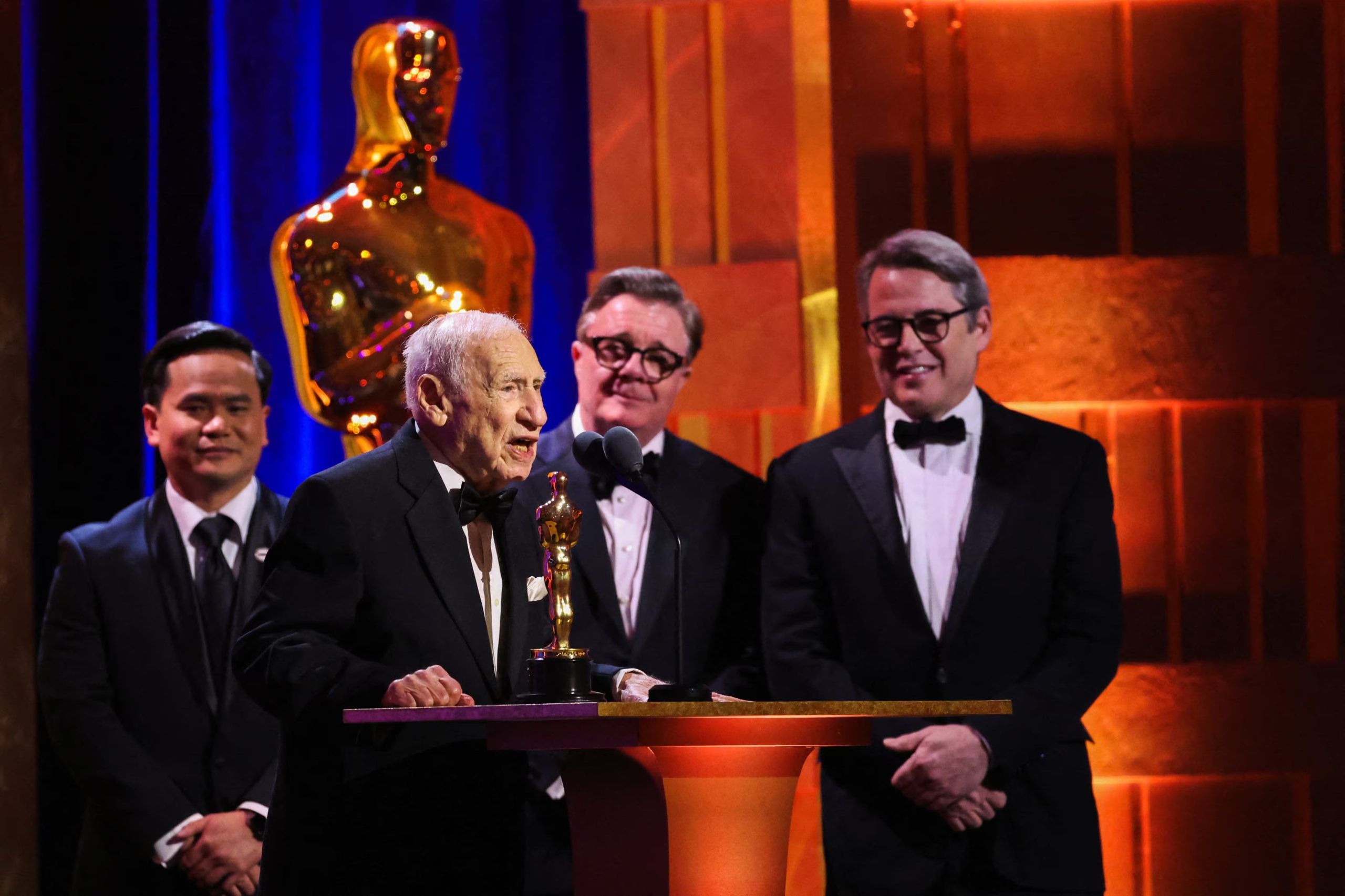 Mel Brooks habla al recibir su Óscar honorífico durante la 14.ª edición de los premios Governors en Los Ángeles, en 2024 (REUTERS/Mario Anzuoni)