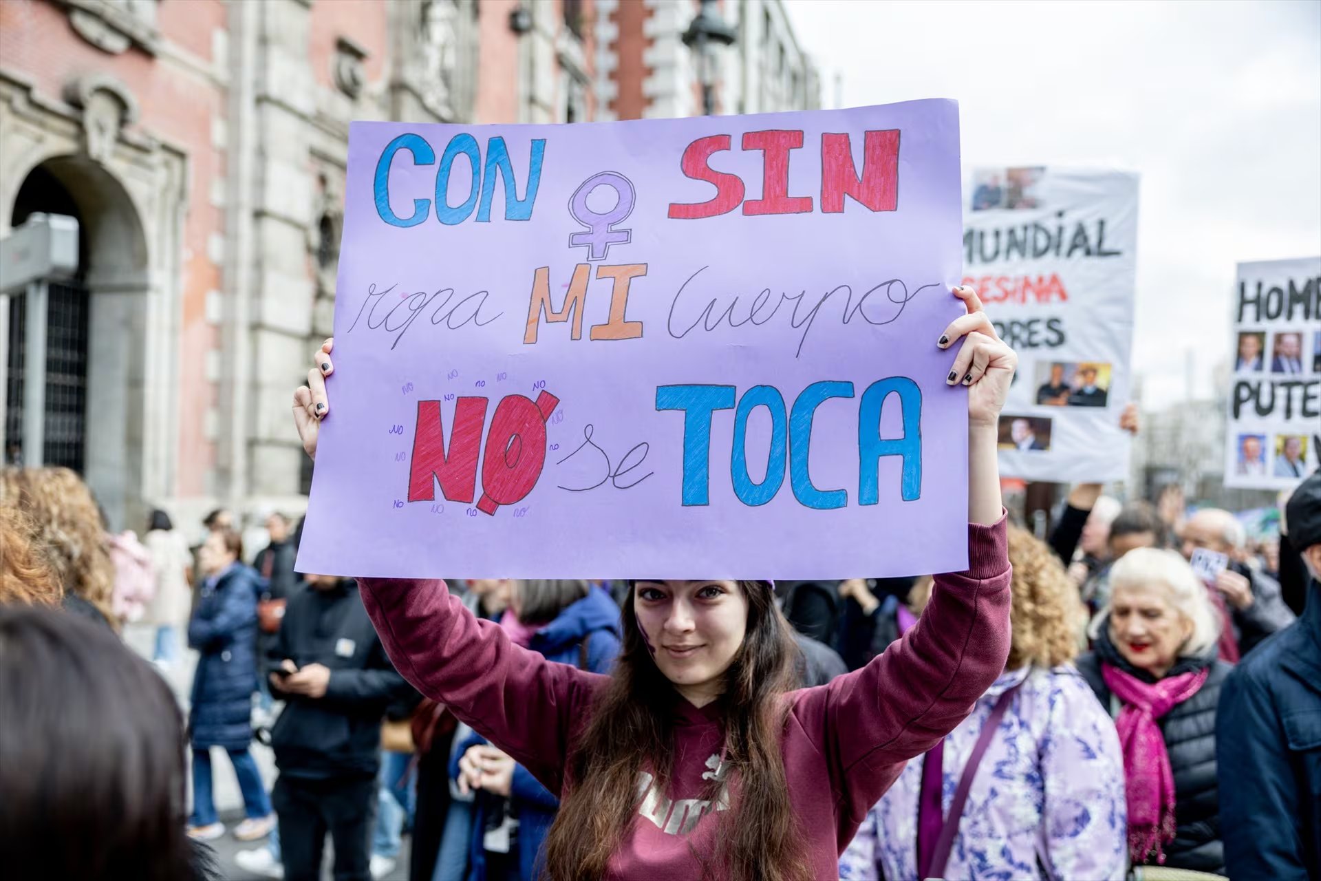 (Foto de ARCHIVO) Manifestante porta pancarta con lema 'Con o sin ropa, mi cuerpo no se toca' durante la manifestación organizada por el Movimiento Feminista de Madrid por el 8M, a 8 de marzo de 2026, en Madrid (España). (Ricardo Rubio / Europa Press)