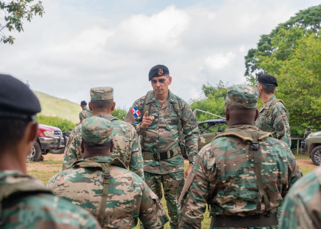 Recorrido incluy&oacute; destacamentos, puestos avanzados y zonas estrat&eacute;gicas