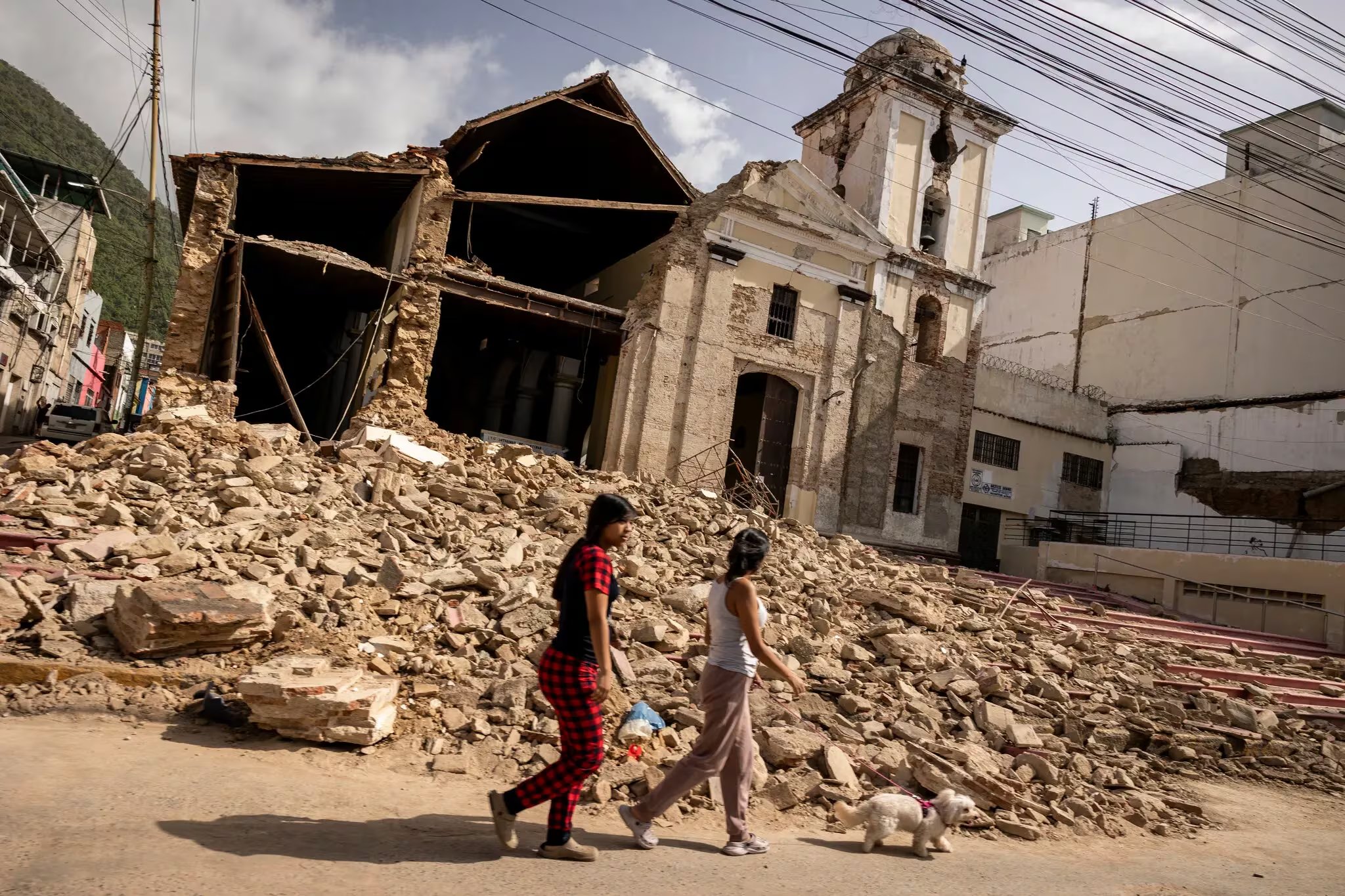 En la carretera hacia La Guaira, una iglesia destruida ponía de manifiesto la devastación causada por los terremotos que sacudieron Venezuela el miércoles (NYT)