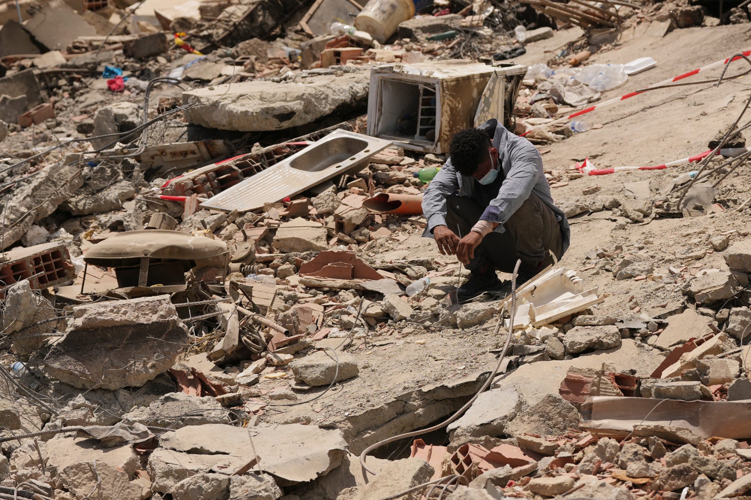 Martín considera que el edificio donde residía podría recuperarse, aunque sostuvo que eso no resuelve la situación general de la ciudad. “No sirve tener un edificio en una ciudad donde no hay nada”, afirmó (AP)