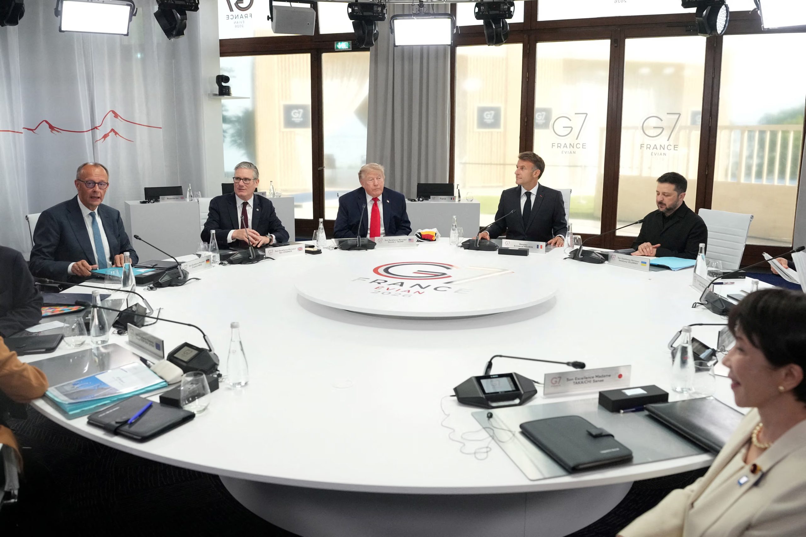 (De izq. a der.) El canciller alemán Friedrich Merz, el primer ministro británico Keir Starmer, el presidente estadounidense Donald Trump, el presidente francés Emmanuel Macron, el presidente ucraniano Volodimir Zelensky y la primera ministra japonesa Sanae Takaichi durante una sesión de trabajo en la cumbre del G7 en Evian-les-Bains, Francia. 16 de junio de 2026 (Thibault Camus/ REUTERS)
