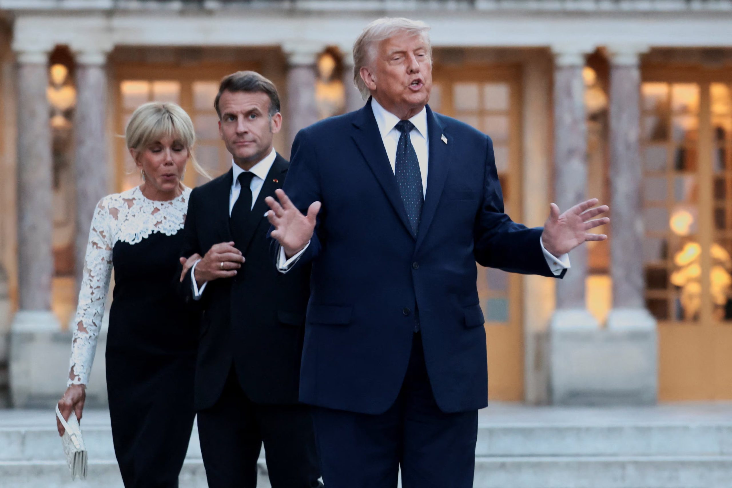 El presidente francés, Emmanuel Macron, y su esposa, Brigitte Macron, dan la bienvenida al presidente estadounidense, Donald Trump, a una cena para conmemorar el 250.º aniversario de la independencia de Estados Unidos, celebrada en el Palacio de Versalles, cerca de París (Francia), el 17 de junio de 2026 (REUTERS/Evelyn Hockstein)