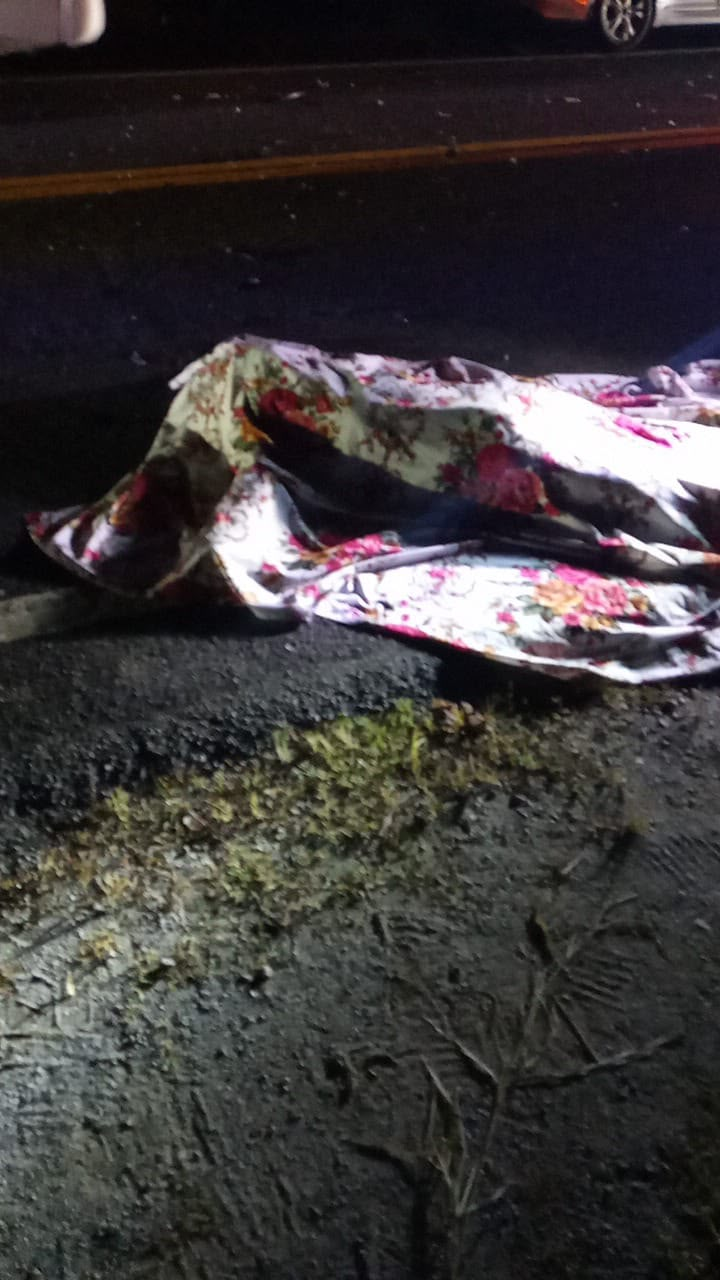 VICTIMA debajo de una sabana a la espera de las autoridades pertinentes