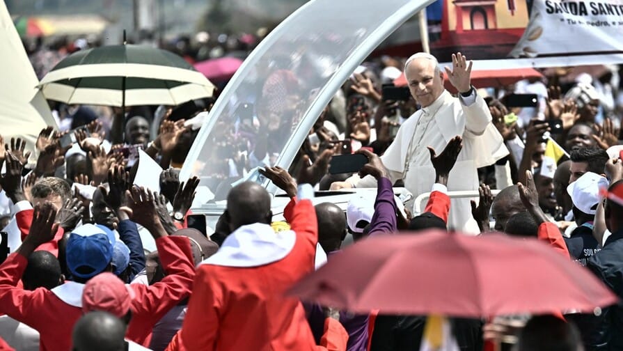 El Papa León XIV (C) llega para oficiar la Santa Misa en la explanada de Saurimo, Angola, el 20 de abril de 2026. FOTO/FUENTE EXTERNA