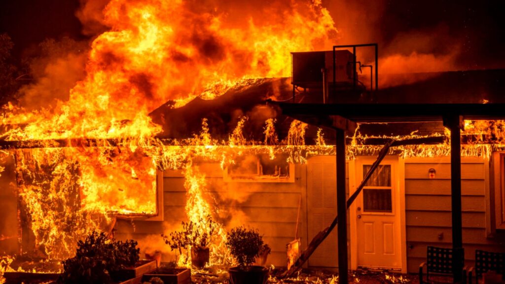 Hombre de 88 años queda en la intemperie tras incendio destruir su vivienda