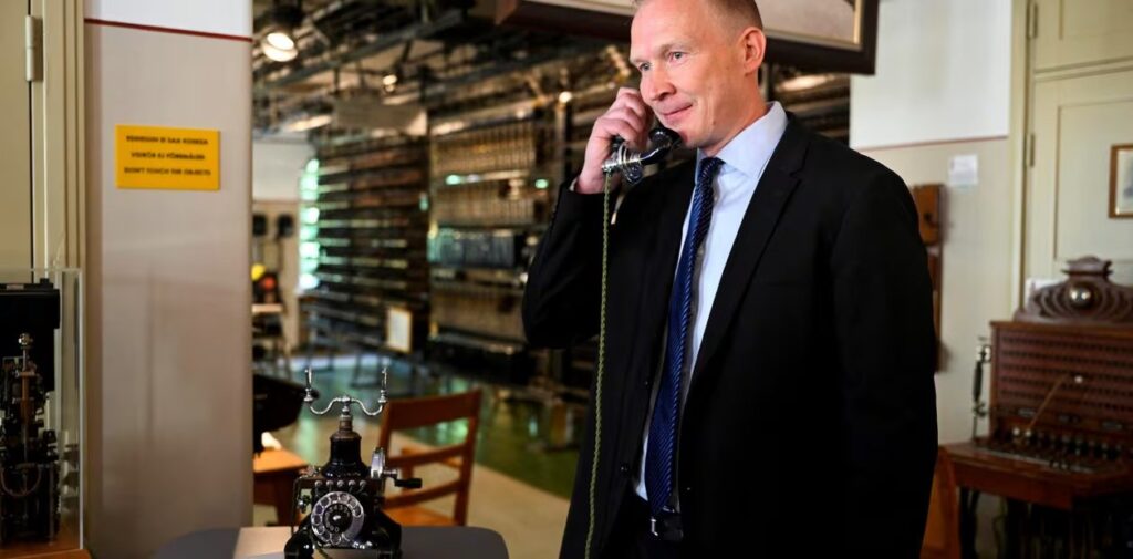 Finlandia dice adiós a 150 años de telefonía fija con última llamada analógica