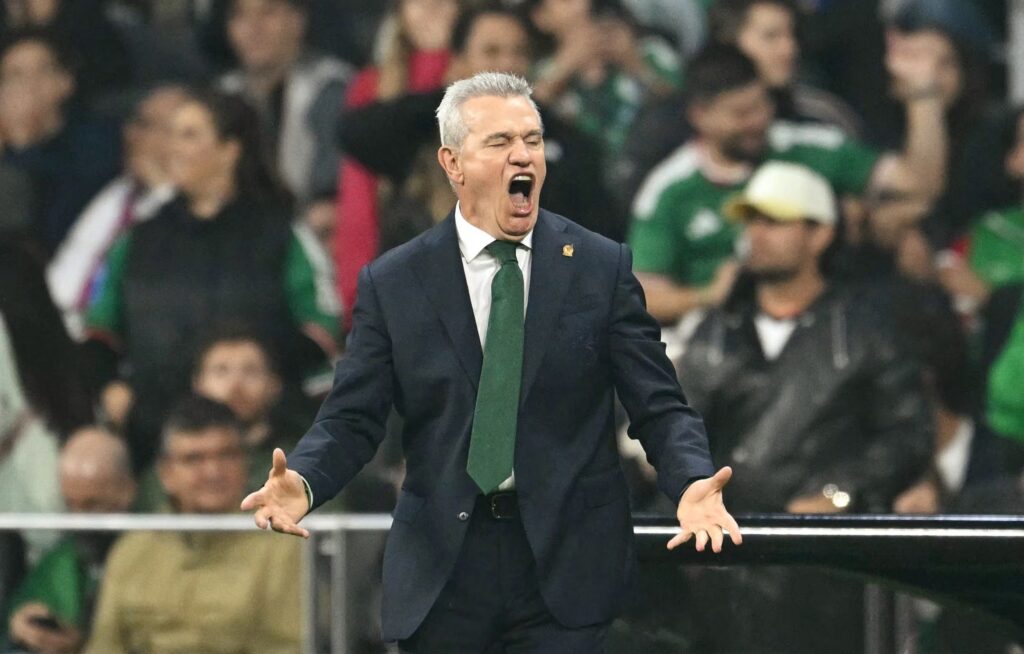 México festeja clasificación histórica con remo vikingo y máscaras de Aguirre
