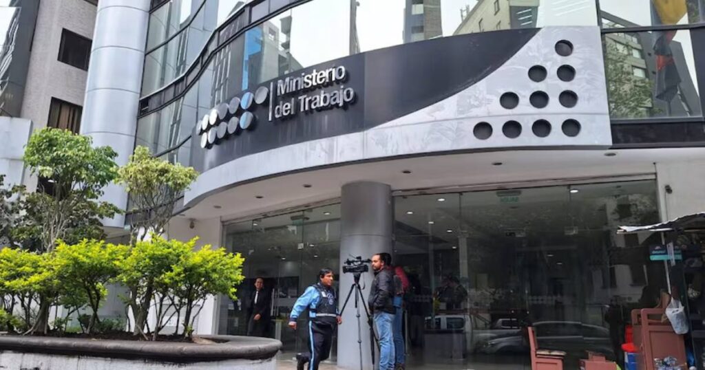 Ministerio del Trabajo regula el pago con recargo para la jornada suspendida del 26 de junio
