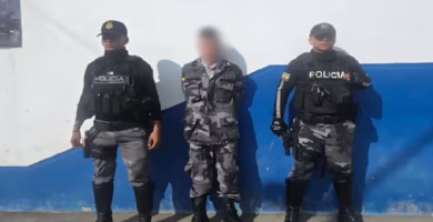 Juez libera a hombre que usaba uniforme policial e imágenes con IA: estas fueron las razones para descartar la flagrancia