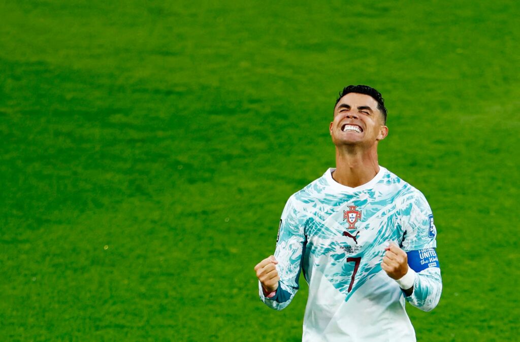 Cristiano Ronaldo rompe récord histórico y muestra molestia al ser sustituido