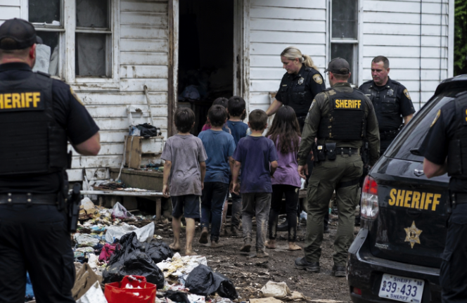 Rescatan a 16 niños de vivienda en condiciones extremas en EE.UU.