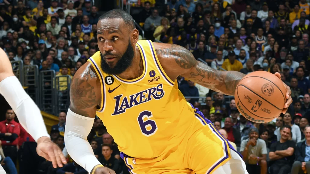 LeBron James deja a los Lakers y entra a la agencia libre en la NBA