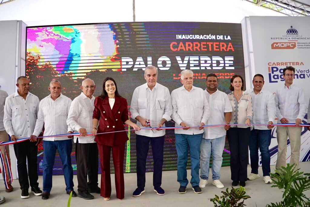 Abinader inaugura carretera Palo Verde-Laguna Verde, en Montecristi