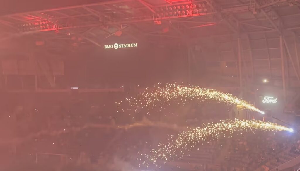 Fallas en fuegos artificiales causan pánico en estadio de Los Ángeles durante evento patrio