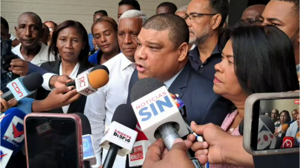 Legisladores oposición solicitan a Abinader frenar instalación de vertedero en La Cuaba