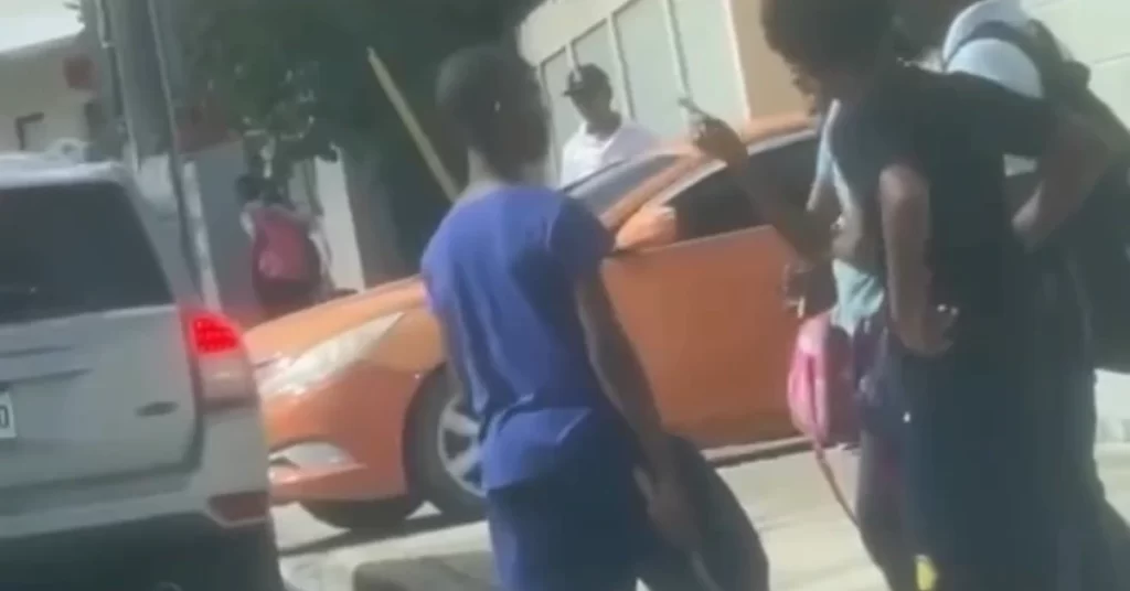 Denuncian menores cerca de escuela Pedro Livio en sector capitalino