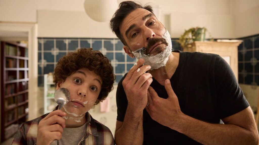 Niño cuida a su padre con alzheimer precoz: la historia real que llega al cine