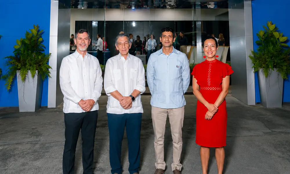 Empresa recibe la visita de comisión de embajada EU