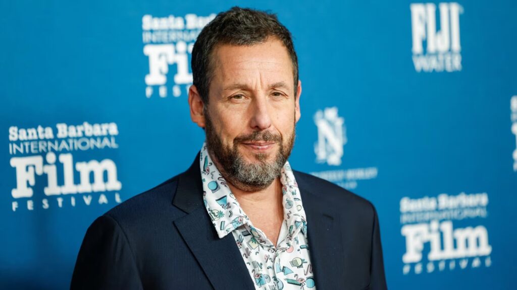 Sandler llamó a la policía para jugar baloncesto tras oficiar boda de Swift y Kelce
