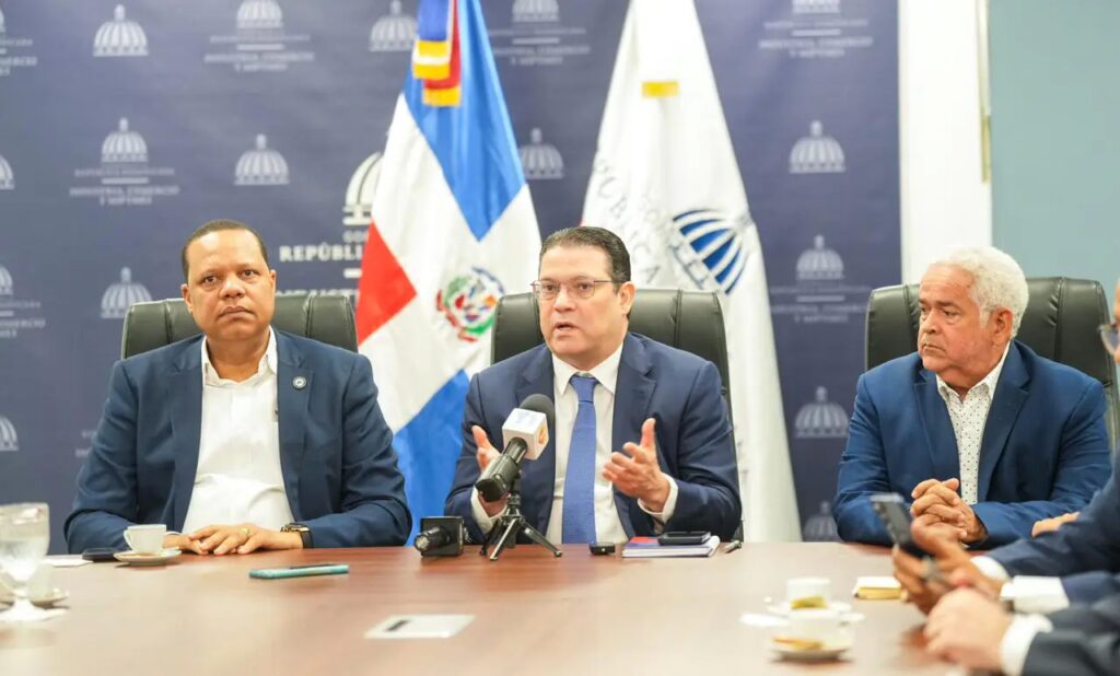 Gobierno dialoga con Adanegas para revisar comisiones por pagos con tarjetas en bombas de combustibles