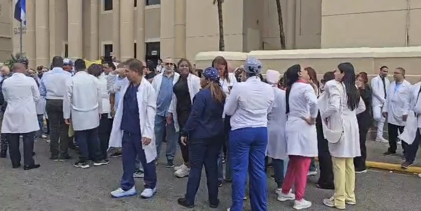 Médicos protestan en La Vega y exigen libertad de doctor William Almánzar y su asistente