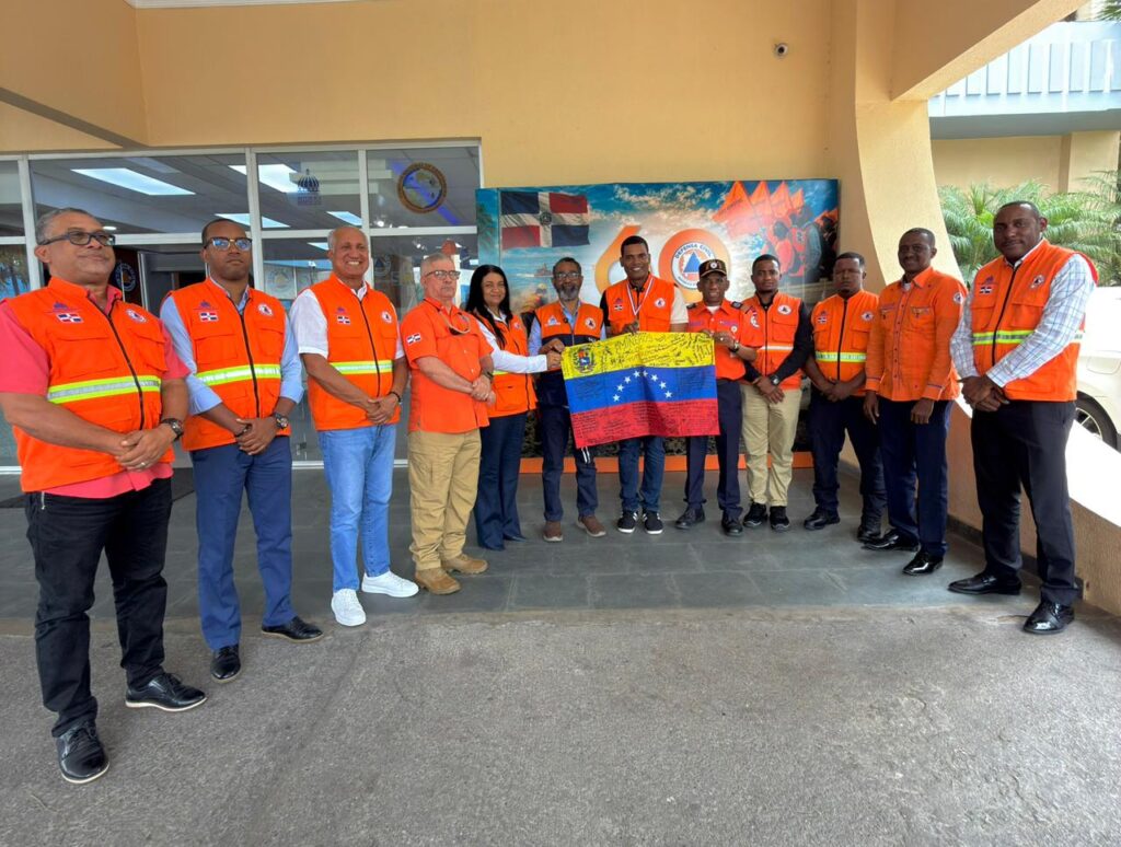 Defensa Civil reconoce a rescatista dominicano por su labor en misión humanitaria en Venezuela