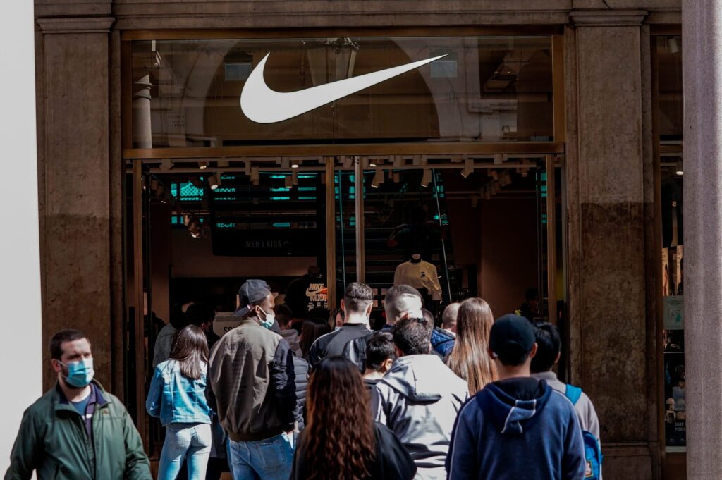 Nike sorprende a Wall Street: el reto de Elliott Hill en el Mundial