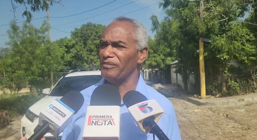 Alcalde de El Llano pide al presidente Abinader agilizar asfaltado para evitar pérdida de inversión municipal